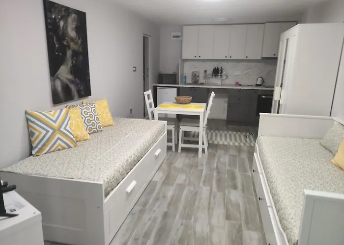 студио за в центъра на град бургас. *