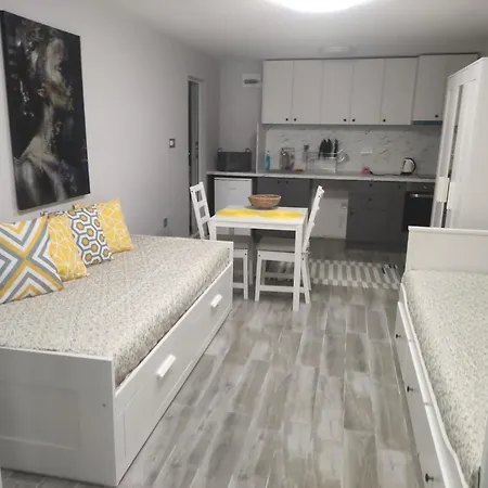 студио за в центъра на град бургас. *